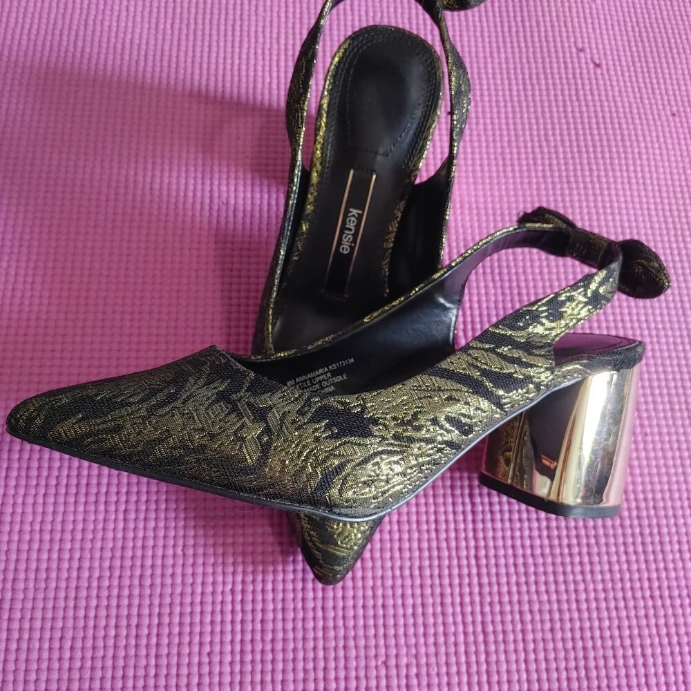 Sling back golden and black colors. Great to update any outfit, even jeans.